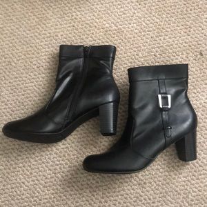 Never worn black boots !